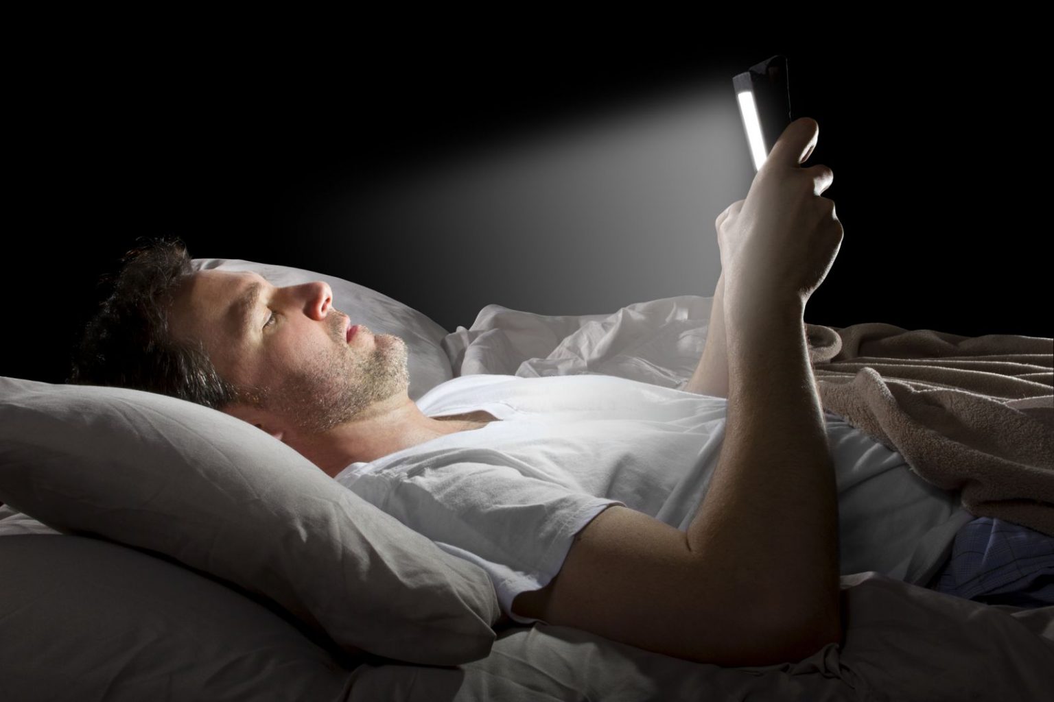Why You Should Avoid Bringing the Phone in the Bedroom Before Bedtime