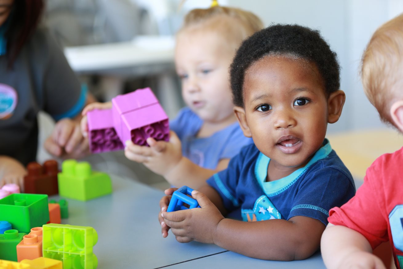 Developing child. Дети играют в настольные игры. Дети раннего возраста. Developing child. Речь ребенка.